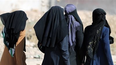القبض على 3 أشخاص متنكرين في 