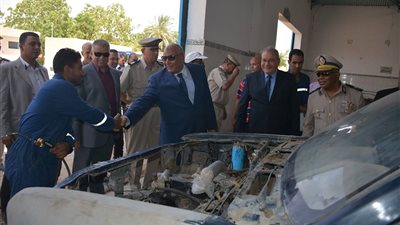 صور.. محافظ الوادي الجديد يوجه بـ إصلاح السيارات الحكومية المعطلة