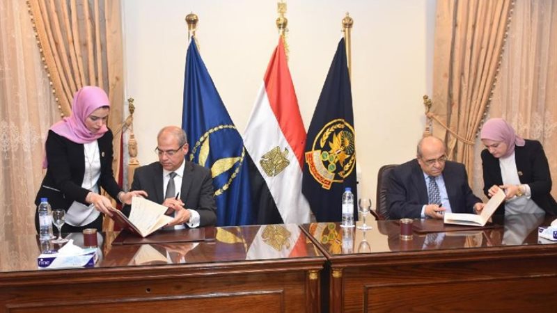 أثناء التوقيع فى