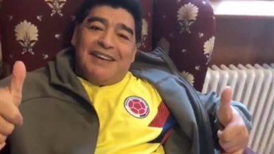 صورة.. مارادونا يستفز الجماهير الانجليزية قبل مواجهة كولومبيا