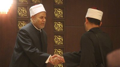 صور| علماء الأزهر يتوافدون على مسجد الشرطة بالتجمع لحضور عزاء 