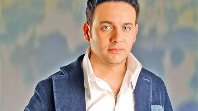شاهد| مصطفى قمر يداعب حبيبته على البحر 