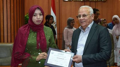 لتفوقهم الدراسي.. محافظ بورسعيد يكرم 32 من أوائل التعليم الفني