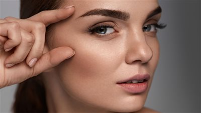 إليك بعض الحيل البسيطة للحصول على حواجب عريضة وممتلئة