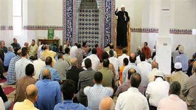 بدء توافد المواطنين إلى ساحات المساجد لأداء صلاة الجمعة