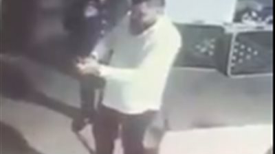 فيديو.. لقطات مفزعة لرجل يفقد يده والسبب 