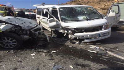 بالأسماء.. مصرع وإصابة في حادث تصادم سيارتين بـ
