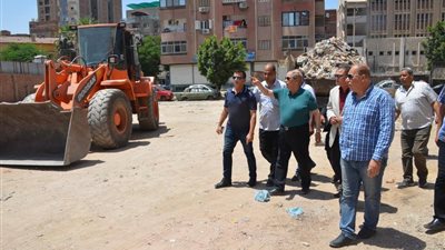 محافظ الإسماعيلية يتفقد أعمال رفع وازالة تجمعات القمامة والمخلفات بـ حى أول