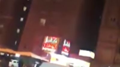 فيديو| كويتية تهدد بإلقاء نفسها من 