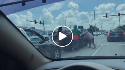 فيديو| احترس من المرأة.. خناقة نسائية شرسة تتسبب في تعطل طريق