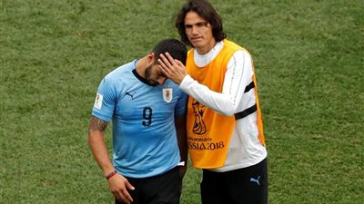 كافاني يواسي سواريز بعد توديع المونديال