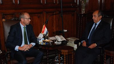 وزير الزراعة يبحث مع السفير الهولندي سبل التعاون في إدارة المياه والصوب