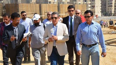 صور.. أشرف صبحي يتفقد مشروع مركز شباب الأسمرات