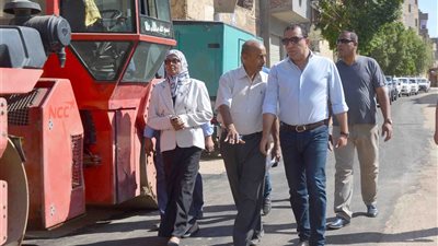 محافظ الأقصر يتفقد شوارع البياضية لـ متابعة أعمال الرصف والترميم