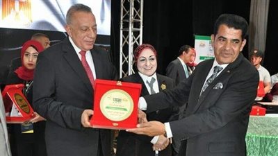 محافظ الجيزة يُكرم رزق حسن خبير الأحياء والجيولوجيا