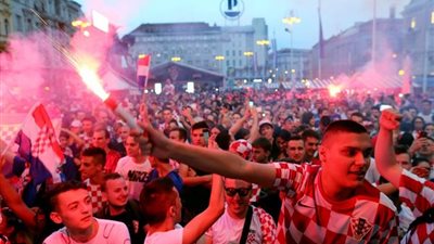 جماهير كرواتيا تحتفل بالشماريخ في شوراع 