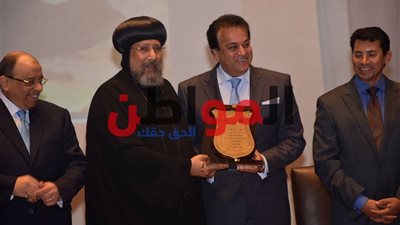 صور.. الأنبا أرميا يستلم درع 