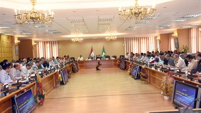 محافظ الشرقية يستعرض الخطة الاستثمارية للعام المالي الجديد