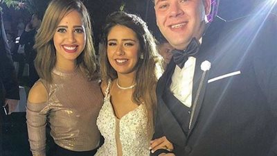 فيديو| رنا سماحة تشعل حفل زفاف زميلها بوصلة غناء رائعة 