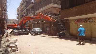 صور.. استمرار أعمال رفع كفاءة الشوارع الفرعية بـ