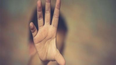 حبس الأم معذبة طفلها بعدما شاهدها في وضع مخل مع خطيب نجلتها 4 أيام