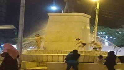 صور.. هربًا من حرارة الجو.. أطفال الزقازيق يستحمون 