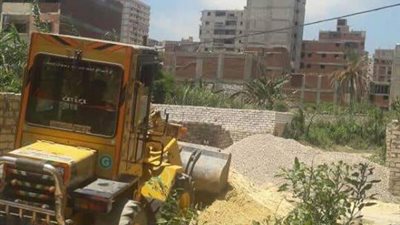 صور.. حملة أمنية على مخالفات البناء بحي المنتزه في محافظة الإسكندرية