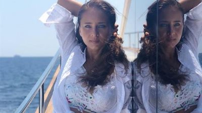نيللي كريم تشارك جمهورها لحظة غروب الشمس
