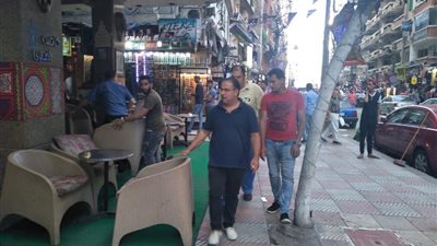 صور.. حملة أمنية لإزالة الإشغالات بطريق كورنيش ميامي في الإسكندرية