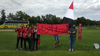 الأهلي يصل ملعب Snk Radagona ..والجماهير تستقبل الفريق