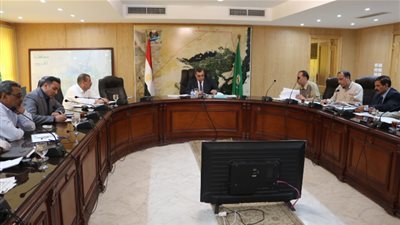 محافظ الفيوم يناقش الخطة الاستثمارية الجديدة ويشدد على إنهاء مشروعات المرافق