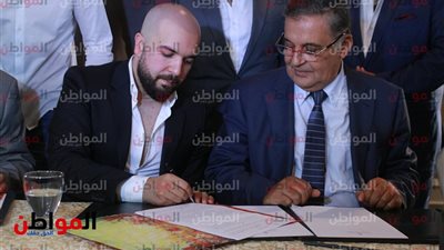 صور.. المطرب عبد الحفيظ الدوزي يوقع عقد مع شركة مزيكا