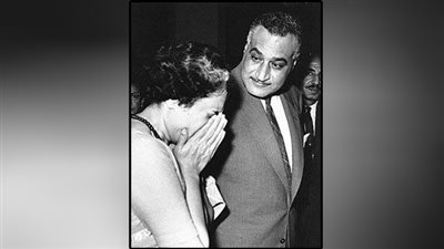 صورة .. سر بكاء أنديرا غاندي بهذا الشكل أمام جمال عبدالناصر ؟