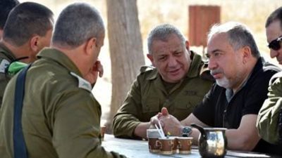غزة تضع ليبرمان في مواجهة مع قادة الجيش الإسرائيلي