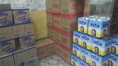 ضبط 7 طن مواد غذائية مجهولة المصدر داخل مخزن 