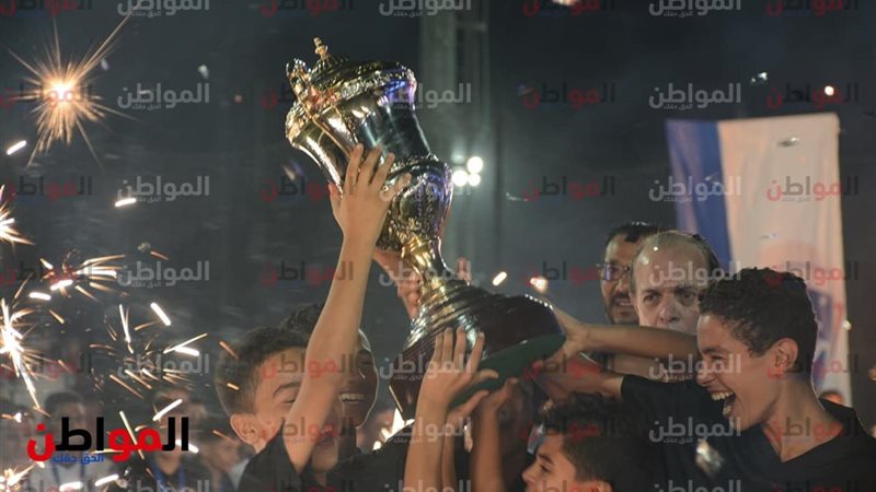 أثناء تسليم درع دورة