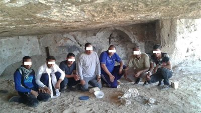صور.. ضبط تشكيل عصابي بحوزته 484 قطعة أثرية في المنيا 