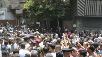 فيديو.. محافظ القليوبية يشارك في الجنازة العسكرية لشهيد حى شرق شبرا الخيمة