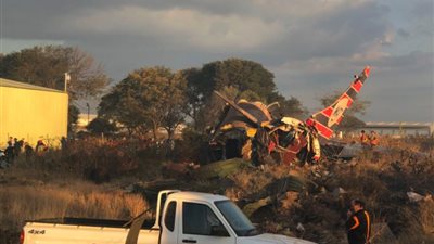 صور.. إصابة 20 راكبًا بحادث سقوط طائرة ركاب في جنوب أفريقيا