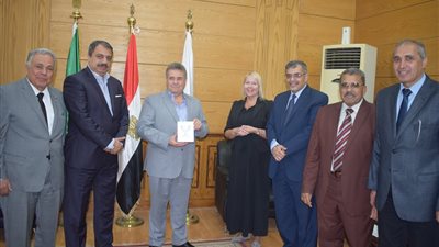 صور.. رئيس جامعة بنها يستقبل مديرة العلاقات الدولية بجامعة 