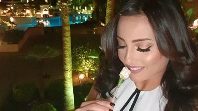 بشرى تتألق بالأبيض في أفتتاح مهرجان 