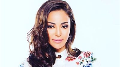 صور.. داليا البحيري تستجم على البحر