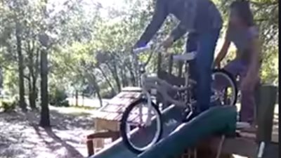 فيديو.. صبي يتعرض لموقف محرج أمام شقيقاته يشعل 