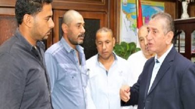 محافظ كفرالشيخ  يمنح أسرة الشهيد 