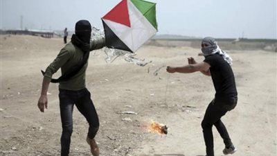 الطائرات الورقية تجبر إسرائيل على التأهب العسكري في الضفة