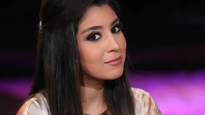 آيتن عامر تدافع عن زواج 