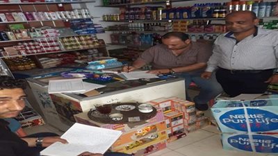 صور.. ضبط 596 عبوة مواد غذائية منتهية الصلاحية بـ
