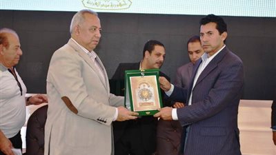 تقديراً لجهوده.. محافظ الشرقية يمنح وزير الشباب درع المحافظة 