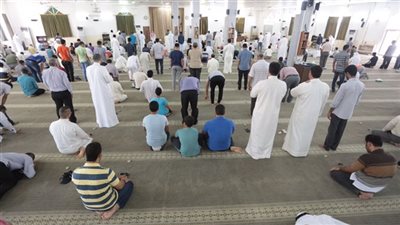 توافد المصلين على ساحة مسجد عمر بن عبد العزيز بـ بني سويف لأداء صلاة الجمعة