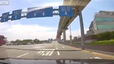 فيديو| رجل متهور يتسبب في حادث مفزع وموت سائق تاكسي